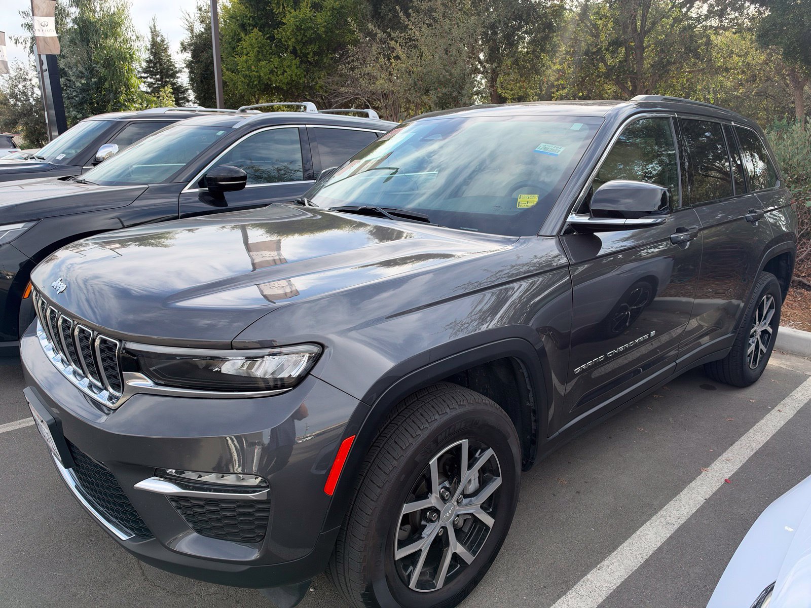 Used 2023 Jeep Grand Cherokee Limited w/ Trailer Tow Prep Group (B) AWD/4WD image 2