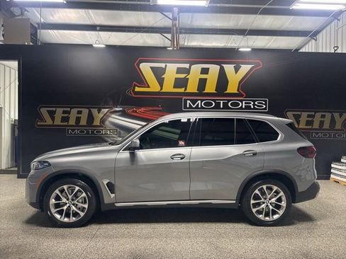 Used 2024 BMW X5 xDrive40i w/ Premium Package AWD/4WD image 3