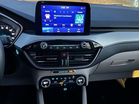 Used 2021 Ford Escape SE image 18