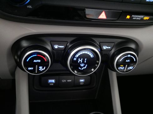 Used 2023 Hyundai Venue SEL image 23