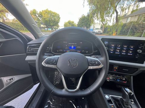 Used 2025 Volkswagen Jetta SE image 33