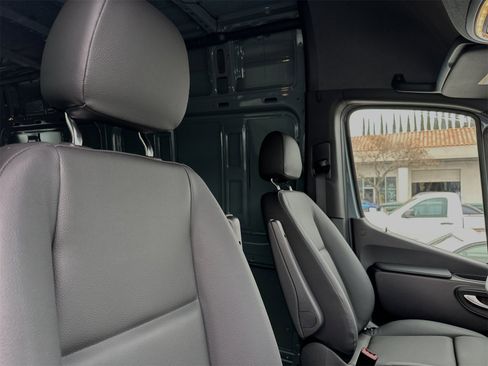 Used 2024 Mercedes-Benz Sprinter 3500 image 18