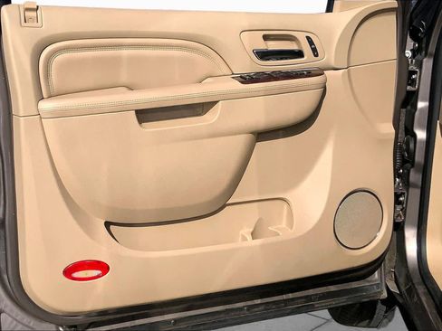 Used 2014 Cadillac Escalade Luxury RWD image 22