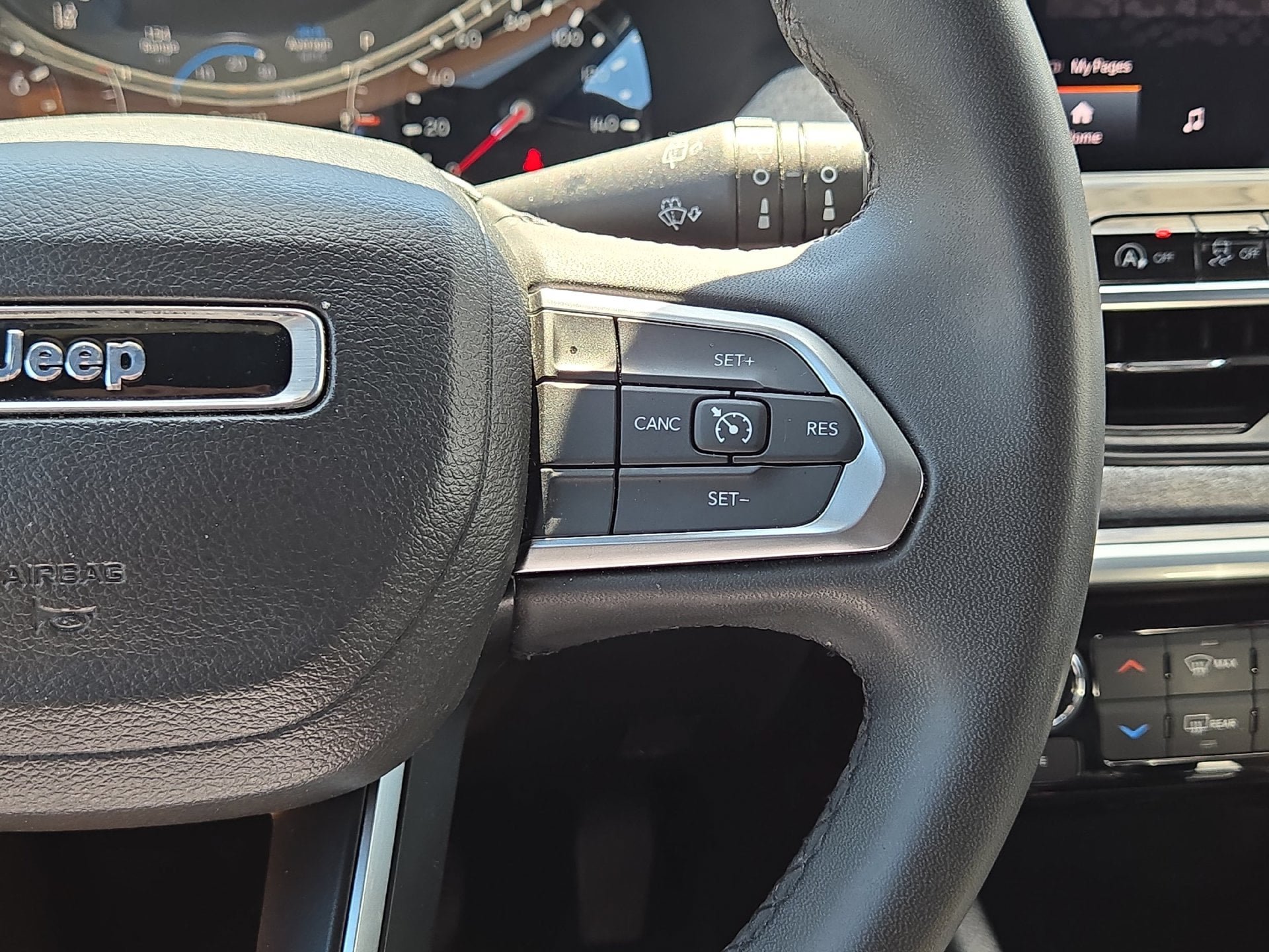 Used 2024 Jeep Compass Latitude AWD/4WD image 21