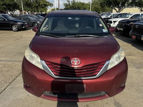 Used 2017 Toyota Sienna LE FWD image 2