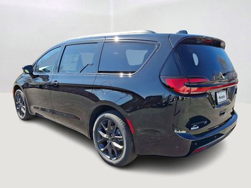 New 2026 Chrysler Pacifica Limited w/ S Appearance Package AWD/4WD image 5