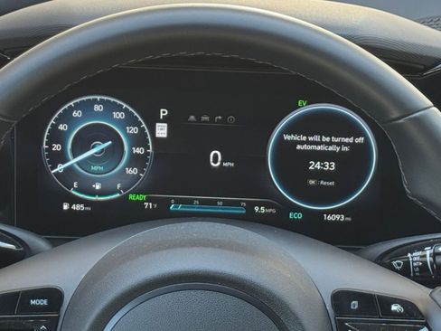 Used 2025 Hyundai Elantra Limited image 42