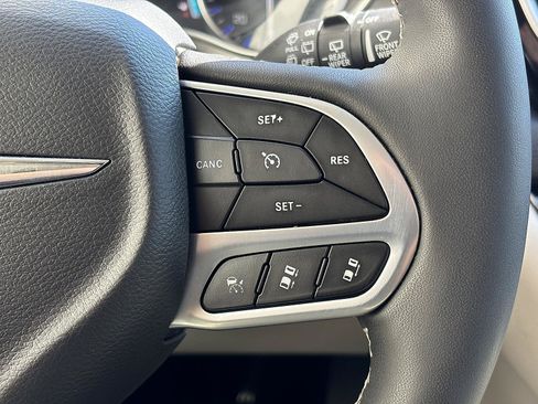 Used 2023 Chrysler Pacifica Touring-L FWD image 32