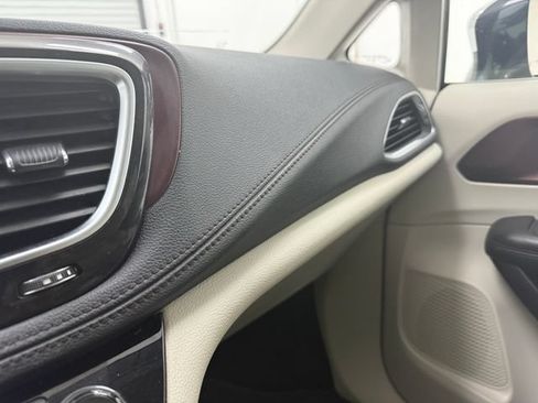 Used 2020 Chrysler Pacifica Limited FWD image 24