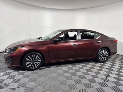 Used 2024 Nissan Altima 2.5 SV FWD image 3