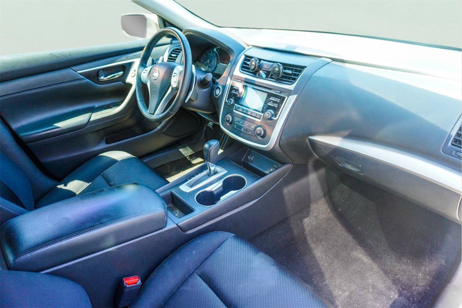 Used 2017 Nissan Altima 2.5 SR w/ LED Appearance Package FWD image 3