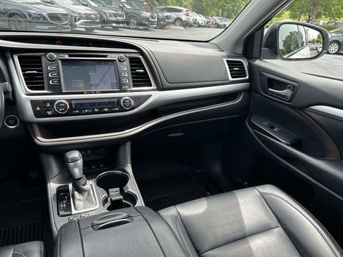 Used 2019 Toyota Highlander XLE AWD/4WD image 18