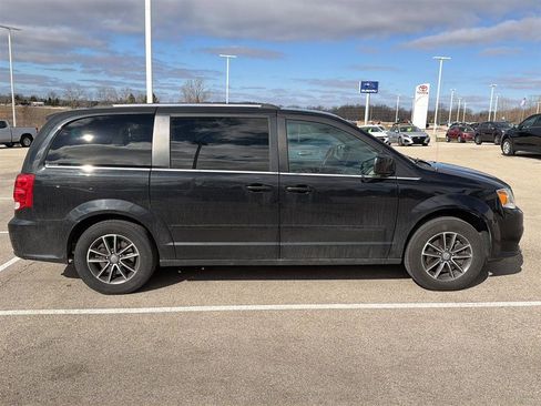 Used 2017 Dodge Grand Caravan SXT image 15