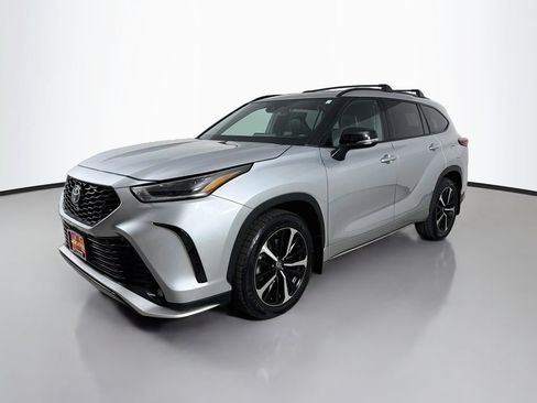 Used 2022 Toyota Highlander XSE AWD/4WD image 3