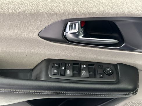 Used 2022 Chrysler Pacifica Touring-L FWD image 13