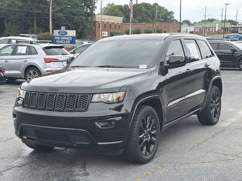 Used 2019 Jeep Grand Cherokee Altitude RWD image 3