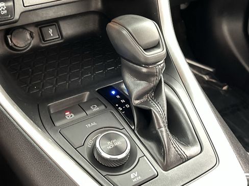 Used 2020 Toyota RAV4 XLE w/ Carpet Mat Package AWD/4WD image 16