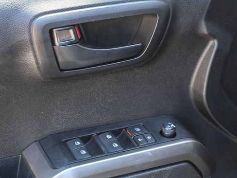 Certified 2021 Toyota Tacoma SR5 AWD/4WD image 21