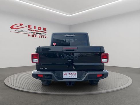 Used 2022 Jeep Gladiator Sport AWD/4WD image 5