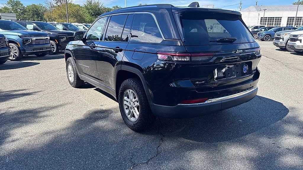 Used 2023 Jeep Grand Cherokee Laredo w/ Luxury Tech Group I AWD/4WD image 4