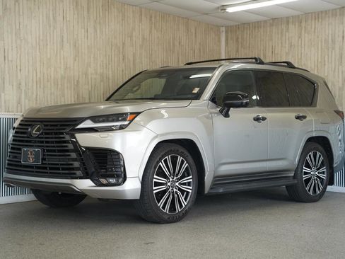 Used 2025 Lexus LX 600 4WD w/ Appearance Package image 4