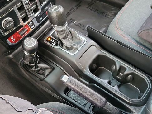 Used 2024 Jeep Wrangler Rubicon image 12