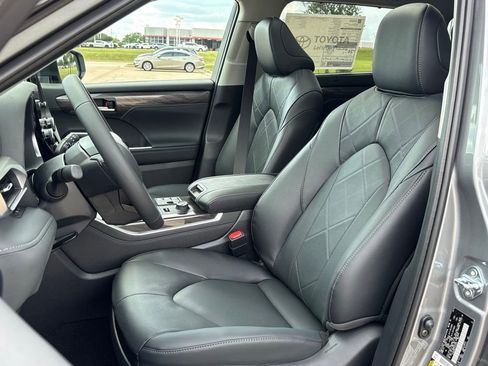 New 2026 Toyota Highlander Platinum AWD/4WD image 13