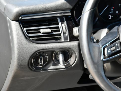 Used 2024 Porsche Macan image 8