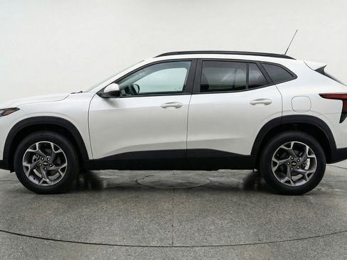 Used 2025 Chevrolet Trax LT w/ LT Convenience Package image 5