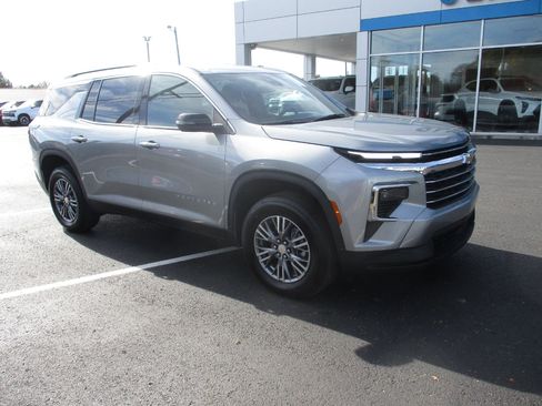 Used 2025 Chevrolet Traverse LT image 9