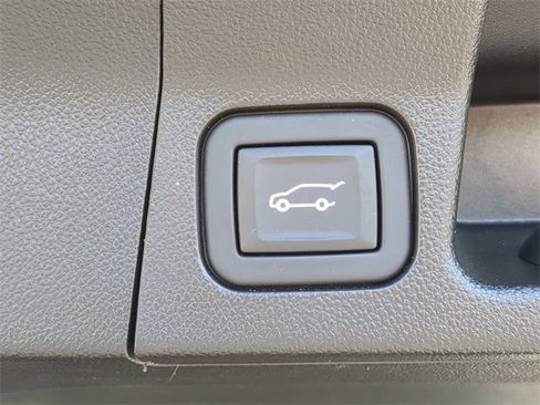 Used 2023 GMC Acadia SLT w/ Technology Package image 15