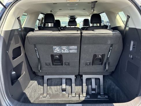 Used 2024 Kia Carnival LX FWD image 23