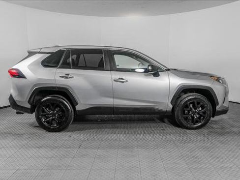 Used 2022 Toyota RAV4 LE image 9