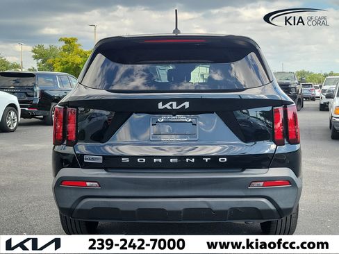Certified 2022 Kia Sorento LX image 5