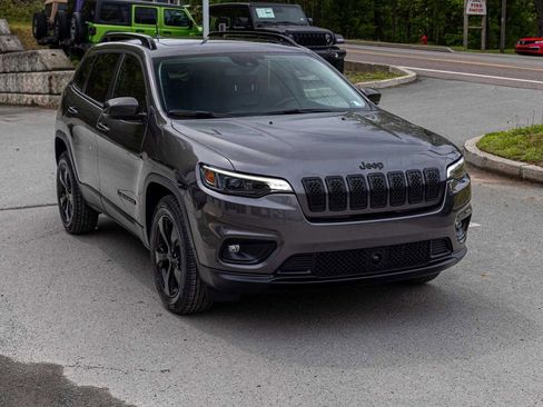 Used 2021 Jeep Cherokee Latitude Plus w/ Sun & Sound Group AWD/4WD image 3
