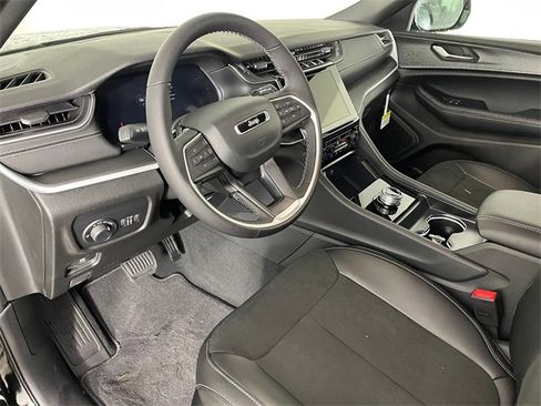 New 2025 Jeep Grand Cherokee 4WD image 2