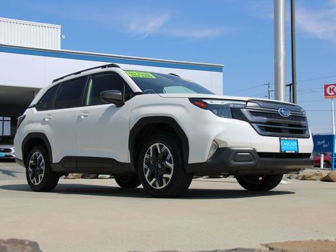 Used 2025 Subaru Forester Premium image 5