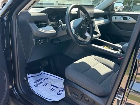 Used 2025 Ford Explorer Active AWD/4WD image 15