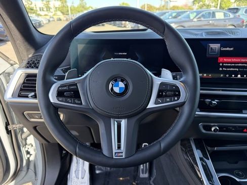 Used 2025 BMW X7 M60i image 26