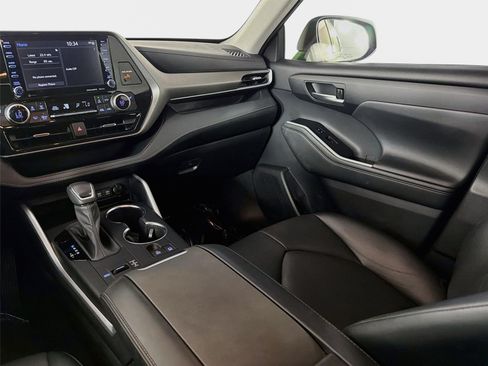 Used 2021 Toyota Highlander XLE FWD image 24