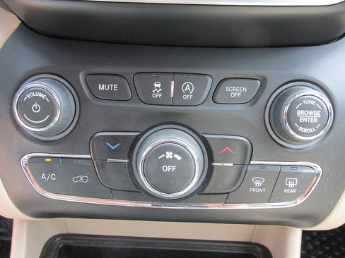 Used 2019 Jeep Cherokee Latitude w/ Cold Weather Group AWD/4WD image 13