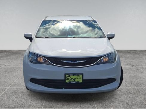 Used 2017 Chrysler Pacifica Touring FWD image 2