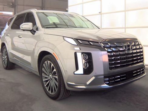 Used 2024 Hyundai Palisade Calligraphy FWD image 2