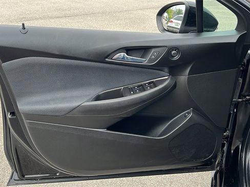 Used 2018 Chevrolet Cruze LT image 9