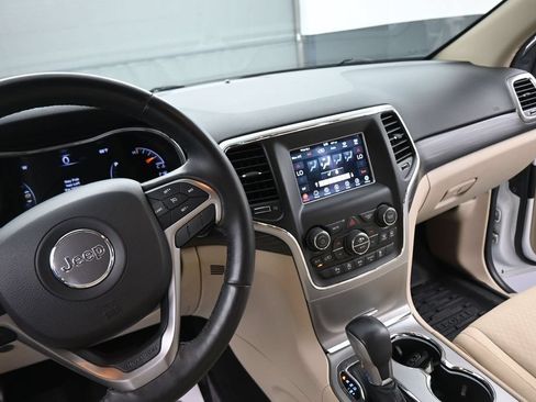 Used 2019 Jeep Grand Cherokee Laredo AWD/4WD image 37
