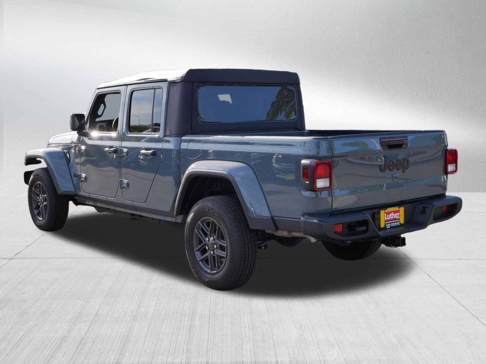 Used 2025 Jeep Gladiator Sport AWD/4WD image 5