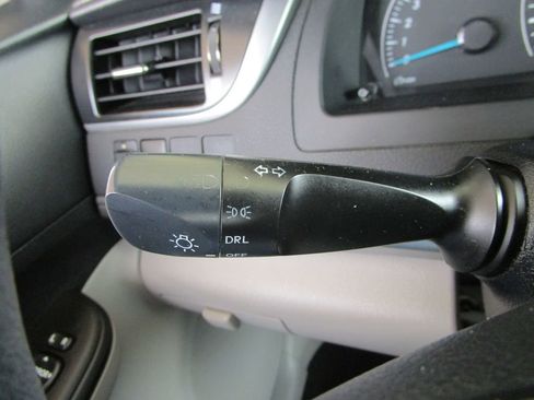 Used 2012 Toyota Camry L image 24