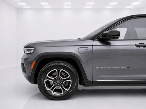 Used 2023 Jeep Grand Cherokee Trailhawk w/ Advanced Protech Group II AWD/4WD image 7