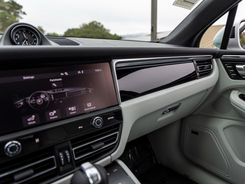 New 2025 Porsche Macan image 34