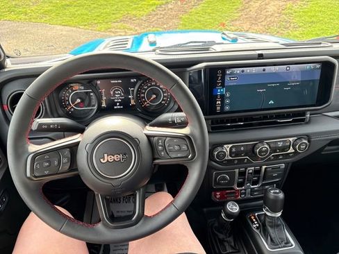 Used 2024 Jeep Wrangler Unlimited Rubicon w/ Technology Group image 10